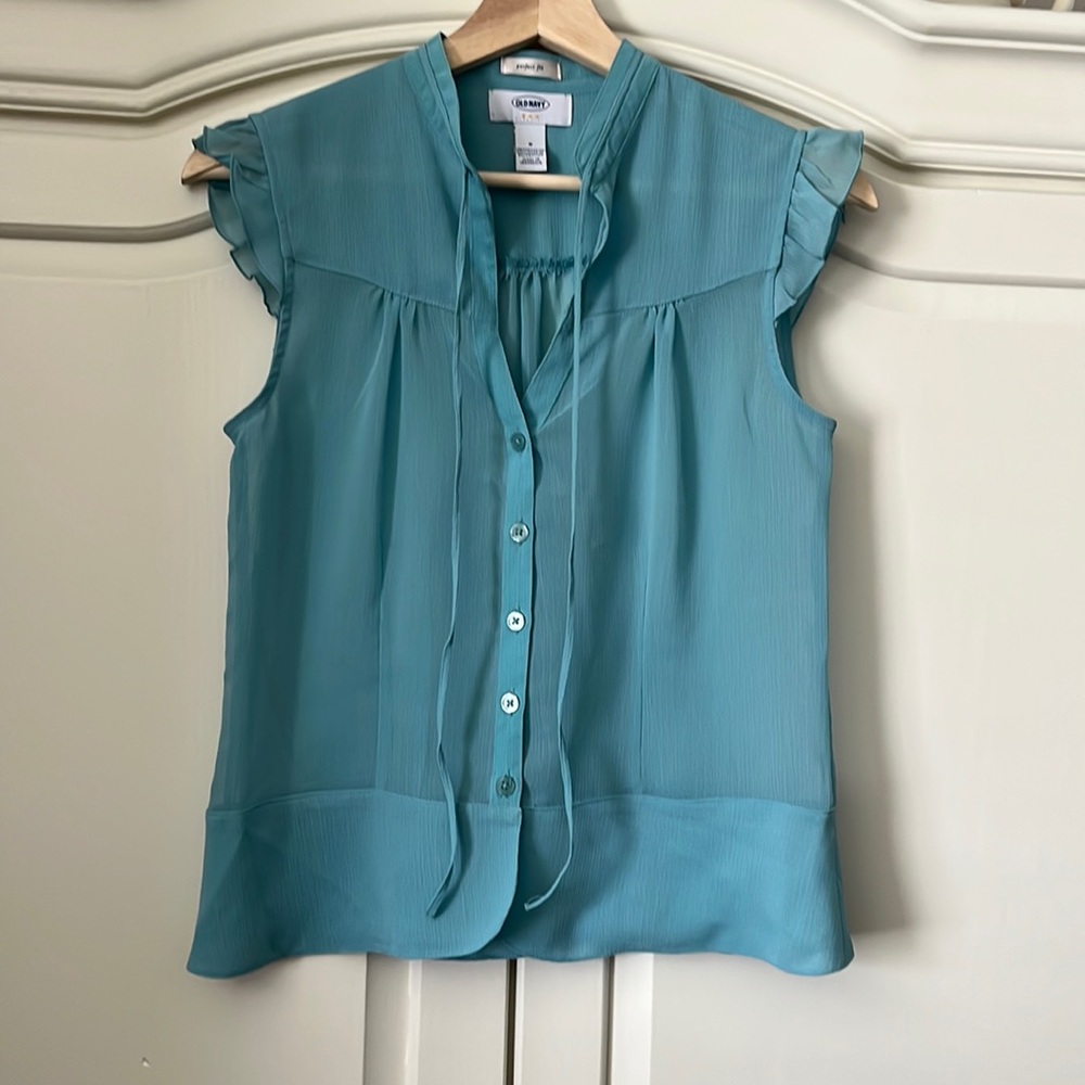 Old Navy size S sleeveless blouse.